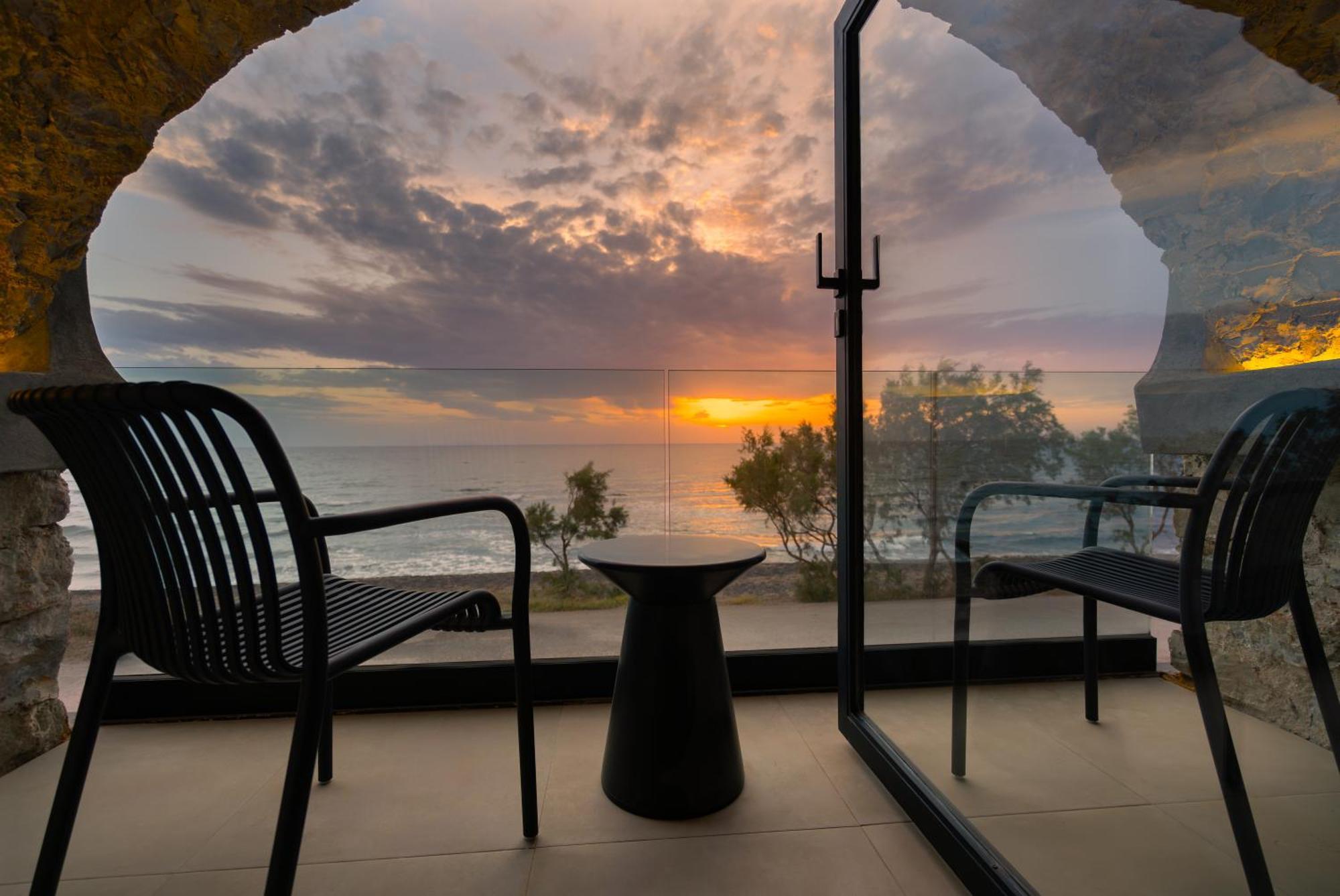 Neoma Luxury Suites Karterados  Exteriör bild