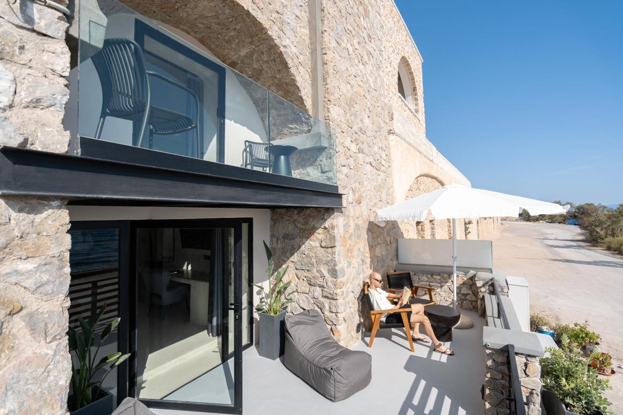 Neoma Luxury Suites Karterados  Exteriör bild
