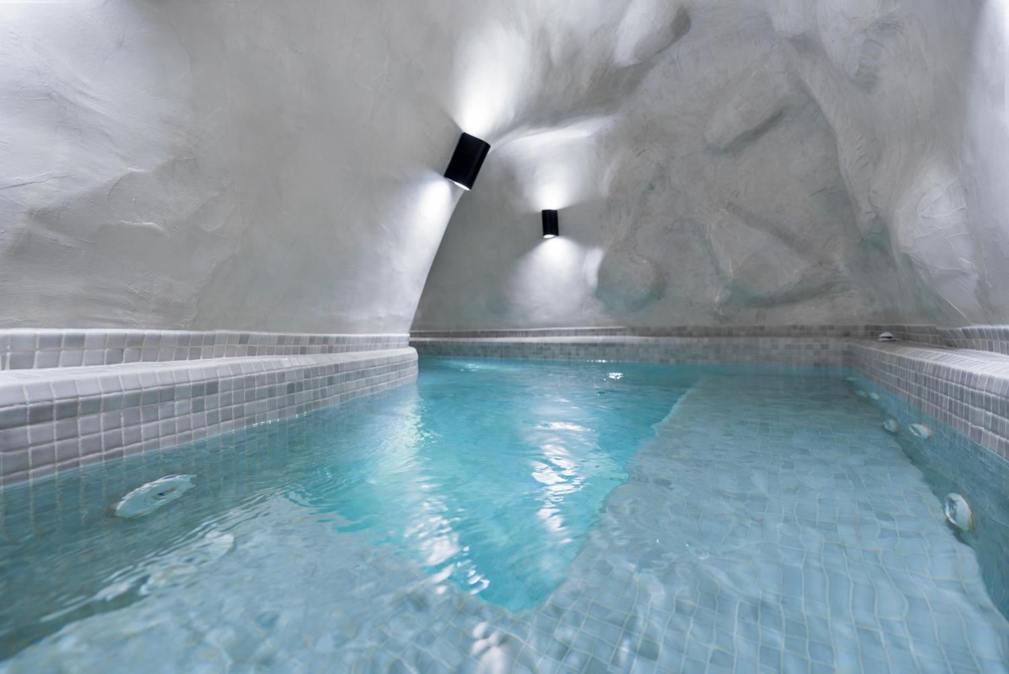 Neoma Luxury Suites Karterados  Exteriör bild