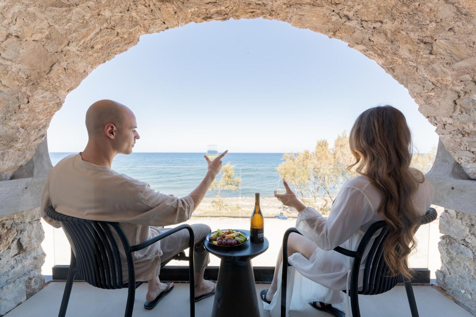 Neoma Luxury Suites Karterados  Exteriör bild
